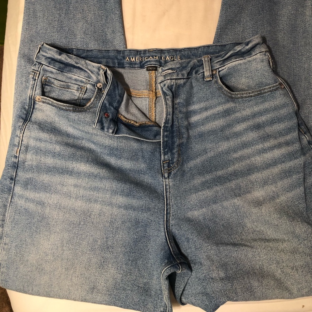 Light wash American Eagle Curvy stretch mom jeans